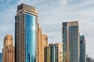 Bâtiments résidentiels et hôtels dans les gratte-ciel autour de Dubaï Marina.