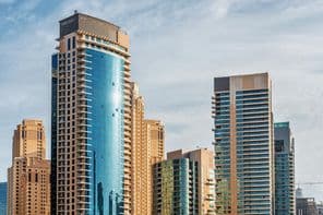 Bâtiments résidentiels et hôtels dans les gratte-ciel autour de Dubaï Marina.