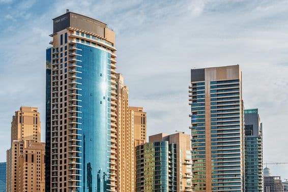 Bâtiments résidentiels et hôtels dans les gratte-ciel autour de Dubaï Marina.
