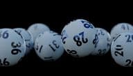 Plusieurs boules de loterie sur une surface
