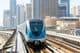 Train du métro de Dubaï transport public à Dubai Marina