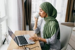 Étudiant arabe étudiant à la maison