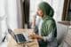 Étudiant arabe étudiant à la maison