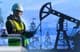 Homme contrôlant la production pétrolière.