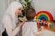 Un enseignant musulman et un enfant de maternelle jouant avec des jouets colorés