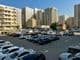 Grand parking entouré de voitures à Dubaï