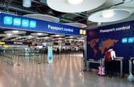 Le Royaume-Uni et les voyageurs européens utilisant des couloirs de passeport et d'immigration séparés.