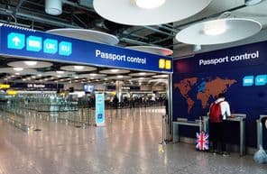Le Royaume-Uni et les voyageurs européens utilisant des couloirs de passeport et d'immigration séparés.