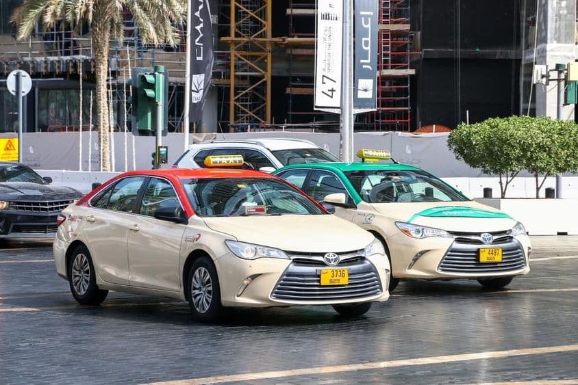 Taxis Toyota Camry dans les rues de Dubaï.