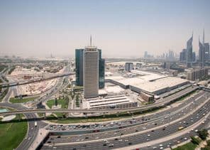 Centre du commerce mondial de Dubaï, premier plan avec Sheikh Zayed Road