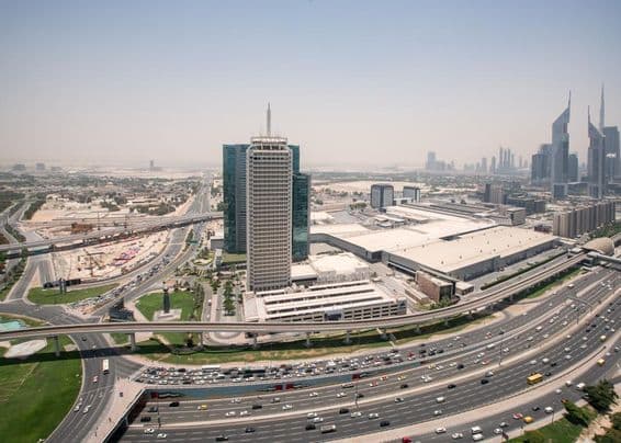 Centre du commerce mondial de Dubaï, premier plan avec Sheikh Zayed Road