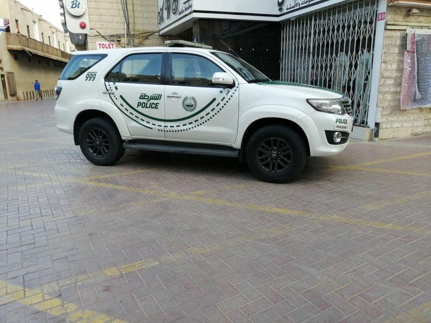 une voiture de police de Dubaï dans une rue
