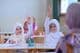 Des élèves musulmans levant la main pour répondre aux questions des enseignants.