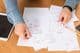 Homme organisant diverses factures