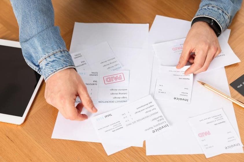 Homme organisant diverses factures