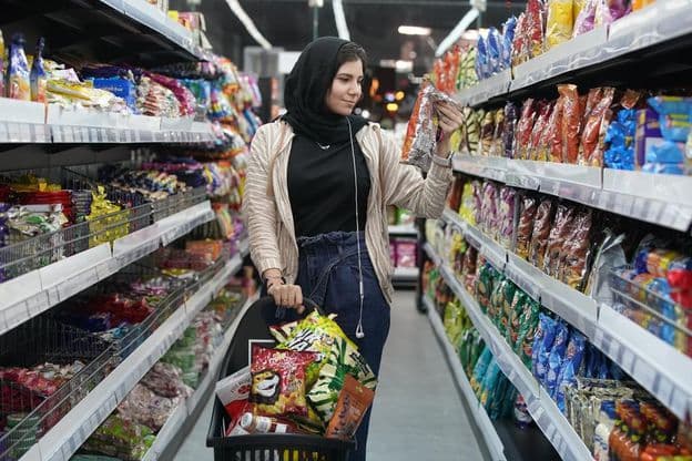 Une jeune femme arabe dans un supermarché