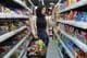 Une jeune femme arabe dans un supermarché