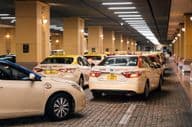 Taxis stationnés au centre commercial de Dubaï.