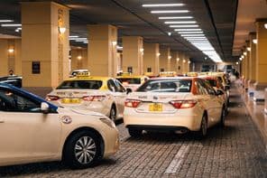 Taxis stationnés au centre commercial de Dubaï.