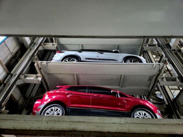 Garage de stationnement moderne automatisé à plusieurs niveaux
