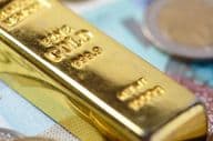 Lingot d'or sur un billet de banque