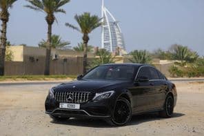 Mercedes Benz C300 garée en extérieur dans la ville de Dubai.