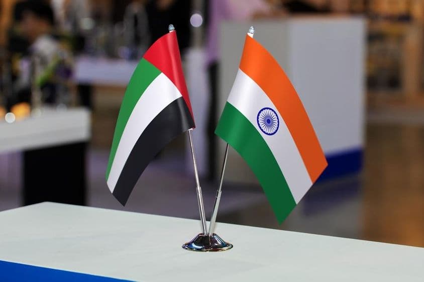 Les Émirats Arabes Unis et l'Inde deux petits drapeaux de table