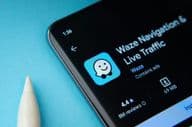 Application Waze affichée sur l'écran d'un smartphone.
