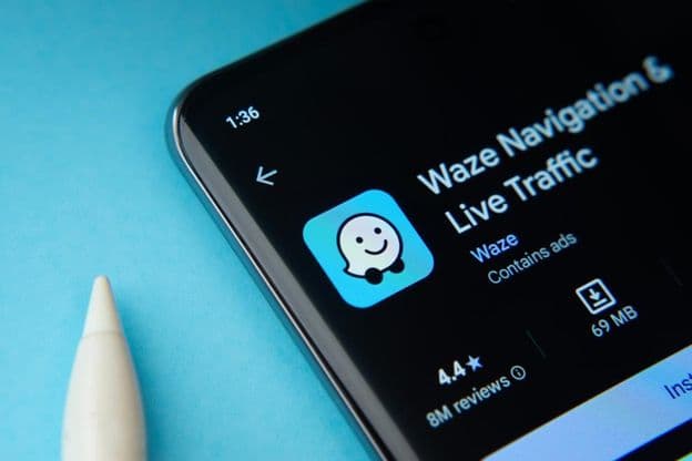 Application Waze affichée sur l'écran d'un smartphone.