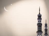 Dôme de mosquée, croissant de lune, ciel étoilé de nuit