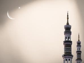Dôme de mosquée, croissant de lune, ciel étoilé de nuit