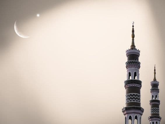 Dôme de mosquée, croissant de lune, ciel étoilé de nuit