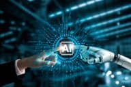 Les mains d'un robot et celles d'un humain connectant un circuit imprimé d'IA.