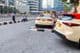 Un groupe de chauffeurs de taxi attendant des passagers devant un hôtel de Dubaï.