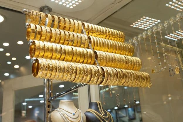 Bracelets en or dans une vitrine