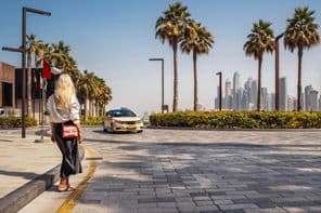 Femme debout dans la rue, attendant un taxi.