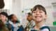 Élève de l'école primaire souriante.