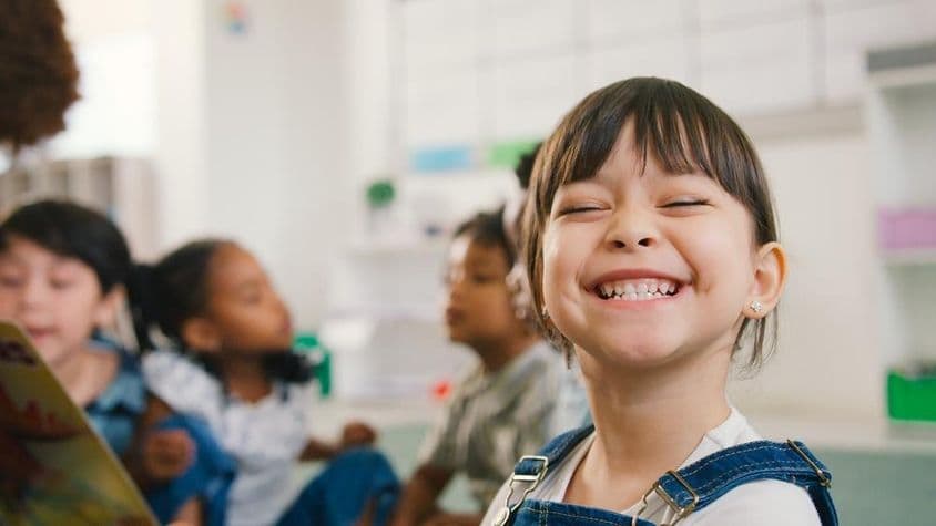 Élève de l'école primaire souriante.