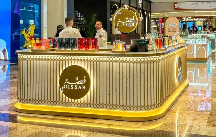 Dubaï, un kiosque de vente de Gissah Parfumes, une marque de parfums de luxe.