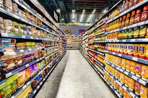 Dubaï, Émirats arabes unis, aliments exposés dans les allées de supermarché