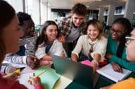 Un groupe joyeux et multiculturel d'étudiants universitaires