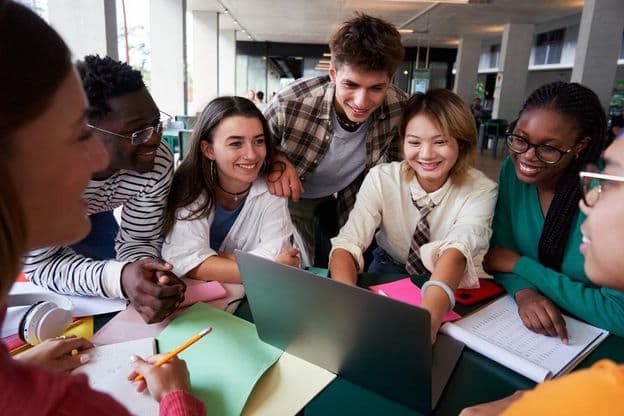 Un groupe joyeux et multiculturel d'étudiants universitaires