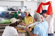 Des fans de football regardant un match de football
