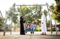 une famille jouant à l'aire de jeux à Dubaï