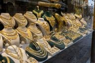 Bijoux en or dans une vitrine