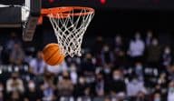 Match de basket avec un panier.