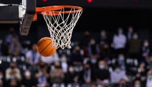 Match de basket avec un panier.
