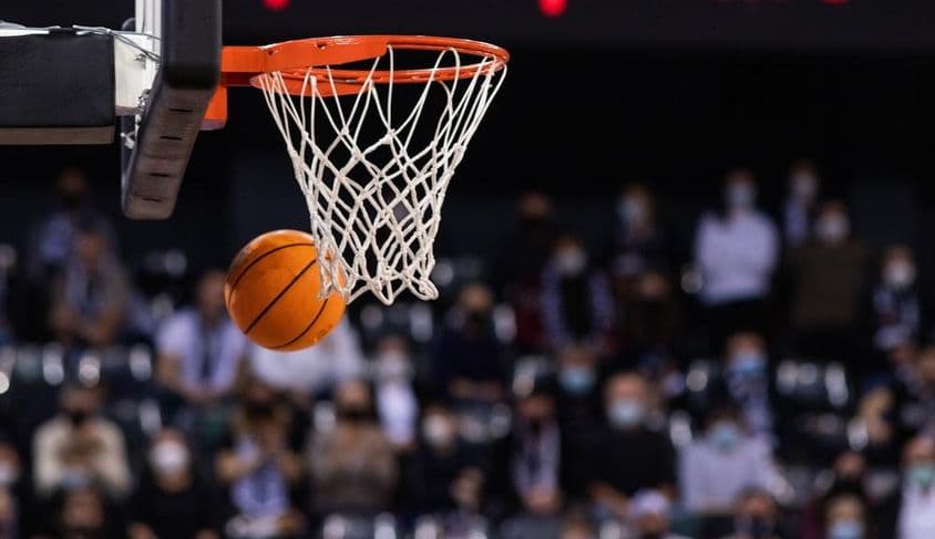 Match de basket avec un panier.