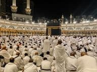 Des pèlerins nocturnes se rassemblent autour de la Kaaba