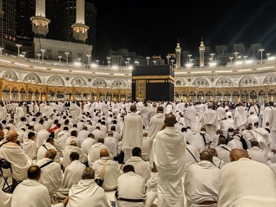 Des pèlerins nocturnes se rassemblent autour de la Kaaba